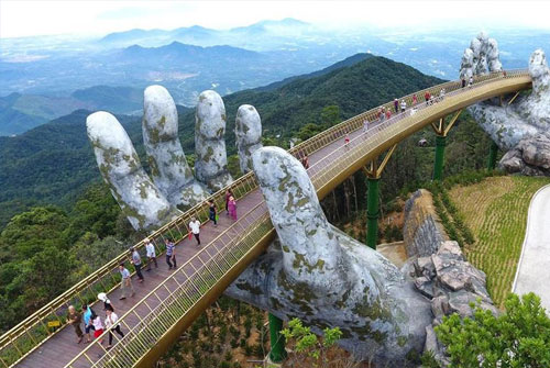 สะพานบนมือยักษ์ลอยฟ้า เวียดนาม